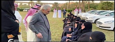 مؤسسة الوليد للإنسانية توقع اتفاقيات تعاون مع المنظمة العالمية للحركة الكشفية؛ وذلك بهدف دعم مشاركة المرأة والشباب في أنشطة الكشافة على المستوى المحلي والدولي، وتشجيع مشاركة أكبر عدد ممكن في أنشطة التطوع المجتمعي ذات الصلة بقطاع التعليم العالي. وتنسجم هذه الشراكات مع هدف رؤية السعودية 2030 المتمثل بحشد مليون فرد في المملكة للتطوع سنوياً. وتهدف اتفاقية الشراكة إلى مواءمة البرامج التطوعية في الجامعات السعودية مع إطار عمل المنظمة العالمية للحركة الكشفية، بالإضافة إلى إعداد الطالبات والطلاب للمشاركة في مشاريع التنمية غير الهادفة للربح. وعلاوة على ذلك، سوف تسهم البرامج بتحسين المشاركة المجتمعية من خلال إقامة شراكات مع مؤسسات خارجية ضمن المجتمع؛ لتحقيق أهداف التنمية المستدامة (SDGs) بحلول عام 2030. المبادرة التي تم إطلاقها مؤخراً هي الأولى في المملكة، وتهدف إلى إعداد مجموعات كشافة نسائية وشبابية منظمة في الجامعات السعودية. وتم توقيع اتفاقيتين مع جامعة الأميرة نورة بنت عبد الرحمن وجامعة الأمير سلطان؛ وهما أول جامعات يتم التوقيع معهما. كما سيتم عقد اتفاقيات مع ثلاث جامعات أخرى خلال هذا العام، في حين ستشمل الاتفاقيات المزيد من الجامعات في جميع أنحاء المملكة. علقت صاحبة السمو الأميرة سما بنت فيصل آل سعود، عضو في الصندوق الكشفي العالمي ورئيسة لجنة فتيات الكشافة في السعودية على أهمية تشجيع الشباب للمشاركة في برامج التطوع قائلة: