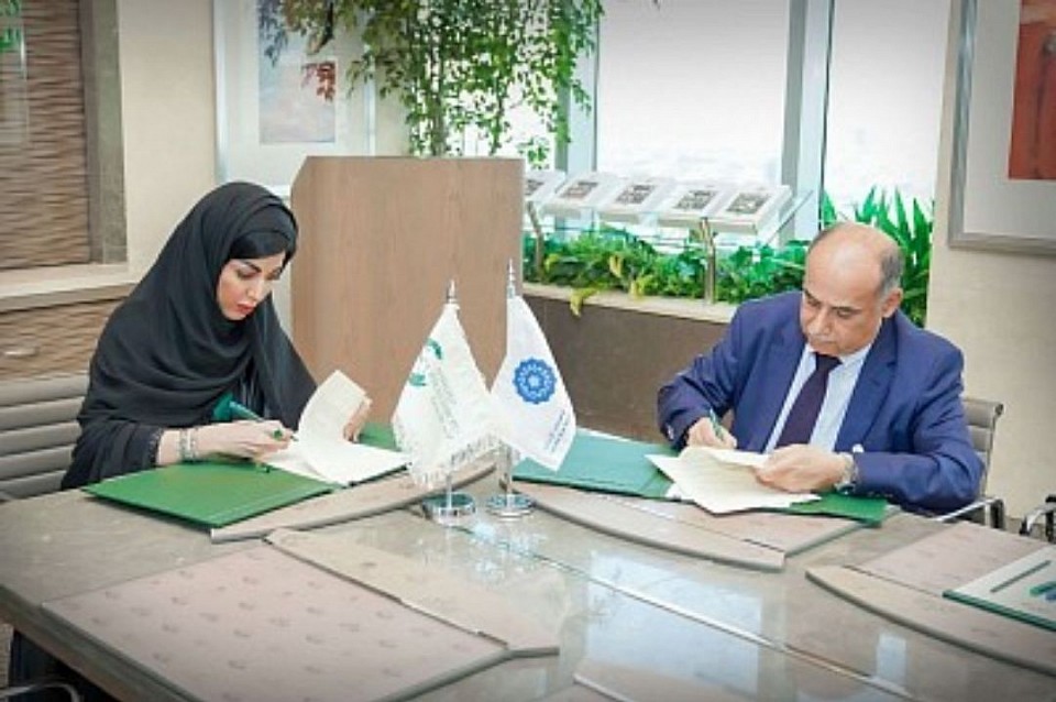 و تشمل هذه الإتفاقية على عدد من التخصصات المختلفة ومن بينها الطب والإرشاد النفسي الذي يركز على توفير التشخيص الشامل والتقييم والعلاج للإضطرابات المعرفية والعاطفية والسلوكية خاصة للمرضى ذوي الحالات العصبية النفسية أو السوكية العصبية مستخدماً في ذلك مجموعة من التقنيات الالكترونية الحديثة، وحيث تسعى الإتفاقية لتعزيز بيئة العمل من خلال استقطاب المواهب المميزة ليساعدوا في تحقيق الرسالة الإنسانية في مساعدة الناس ليساعدوا أنفسهم. وحيث أن الطرفين يسعيان لتحقيق التكامل المشترك بين القطاعات الحكومية والأهلية والخاصة لخدمة جميع الفئات المستهدفة بالمجتمع من الأطفال وذوي الإعاقة الذهنية و المحتجزات والمعنفات من النساء والذين يعانون من أعراض التوتر والاكتئاب والقلق تحقيقاً لرؤية 2030. على مدار 4 عقود، قدمت مؤسسة الوليد للإنسانية الدعم وأنفقت أكثر من 16.5 مليارات ريال سعودي على برامج الرعاية الاجتماعية، ونفذت أكثر من 1000 مشروع في أكثر من 189 دولة حول العالم بقيادة 10 منسوبات سعوديات؛ ليصل عدد المستفيدين لأكثر من 1 مليار بغض النظر عن الجنس أو العرق أو الدين. تتعاون المؤسسة مع مجموعة من المؤسسات الخيرية، والحكومية، والغير حكومية لمكافحة الفقر، وتمكين المرأة والشباب، وتنمية المجتمعات المحلية، وتوفير الإغاثة في حالات الكوارث، وخلق التفاهم الثقافي من خلال التعليم. الجدير بالذكر أن مدينة سلطان بن عبدالعزيز للخدمات الإنسانية هي أكبر منشأة طبية غير ربحية لتقديم برامج تأهيلية متخصصة وجراحات متقدمة في منطقة الشرق الأوسط. استفاد من خدماتها أكثر من مليون مريض منذ تدشينها عام 2002. كما نالت مدينة سلطان العديد من الإعتمادات والإنجازات آخرها تسميتها ضمن أفضل مستشفيات العالم ضمن قائمة NEWSWEEKالعالمية، بالإضافة إلى حيازها المرتبة الخامسة ضمن أكثر 10 شركات إبتكاراً في قطاع الصحة في السعودية حسب استطلاع مجلةFORBES العالمية. إلى جانب الخدمات الطبية والتأهيلية، تلعب مدينة سلطان بن عبدالعزيز دوراً فعالاً في تطوير الخدمات الصحية عن طريق مركز الأبحاث والشؤون الأكاديمية والذي أنشأ سجلات طبية وطنية ويساهم حالياً في برنامج الجينوم السعودي الوطني لتحليل ودراسة الأمراض الجينية