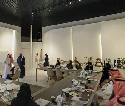 فنحن نتعاون مع مجموعة كبيرة من المؤسسات التعليمية ، والحكومية ، والخيرية من أجل محاربة الفقر ، وتمكين المرأة والشباب ، إضافة إلى تنمية جهودهم. فبفضل عملنا معًا سنرتقي إلى عالٍم ملؤه التسامح والعطف والتآلف. منذ فترة ثمانينات القرن الماضي ، مع صاحب السمو الملكي الأمير الوليد بن طلال.