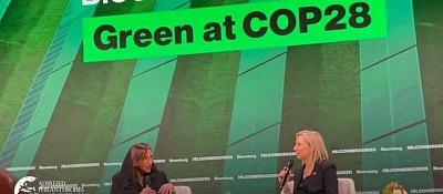 للإنسانية تطلق أول مبادرة من نوعها لتأهيل المحاميات السعوديات المتخصصات في مجال البيانات والذكاء الاصطناعي  تماشياً مع عمل مؤسسة الوليد للإنسانية، والتي يرأس مجلس أمنائها صاحب السمو الملكي الأمير الوليد بن طلال آل سعود، في مجال تمكين المراة قانونياً، واستكمالاً لرؤية المملكة 2030 في تنمية الإقتصاد والتحول الرقمي تم توقيع مذكرة تعاون مع الهيئة السعودية للبيانات والذكاء الاصطناعي (سدايا) لبناء برنامج تدريبي مشترك يخص تدريب المحاميات في مجال البيانات والذكاء الاصطناعي والتقنيات الممكنة لها لإطلاق أول دفعة في المحاميات السعوديات المتخصصات في البيانات.  واستكمالاً لمبادرة واعية الممثلة بمكتب المحامي فيصل الطايع للمحاماة تم توقيع إطلاق المرحلة السابعة في تدريب وتمكين المحامين والمحاميات الهادف إلى تمكين المرأة في الجوانب القانونية ونشر الثقافة والوعي القانوني وتقديم الاستشارات وتبني القضايا وتمثيل السيدات أمام المحاكم والجهات المختصة وتدريب المحامين والمحاميات.  تحرص الإتفاقيتان على دعم تمكين المرأة في المملكة لمعالجة كافة التحديات التي تواجهها في التنمية الاقتصادية والاجتماعية، إيماناً بأهمية إبراز الدور الريادي للقيادة الرشيدة - رعاها الله - في مجال تمكين المرأة السعودية ودعم مشاركتها في مسارات التنمية الوطنية، وذلك من خلال إطلاق برنامج شامل يهدف إلى نشر الوعي والمعرفة الرقمية وتأهيل كوادر وطنية ذات كفاءة عالية لدفع بعملية التحول الرقمي، بالإضافة الى تمكين المتدربات في مجال حماية البيانات الشخصية وافضل الممارسات العالمية.  وتم توقيع الإتفاقتيان بحضور صاحبة السمو الملكي الأميرة لمياء بنت ماجد آل سعود، الأمين العام لمؤسسة الوليد للإنسانية، الأستاذة نجلاء الجعيد، المدير التنفيذي للمبادرات المحلية بالمؤسسة، المهندس سعد محمد القرني الرئيس التنفيذي لأكاديمية سدايا، الأستاذ فيصل الطايع المدير العام لمكتب المحامي فيصل الطايع للمحاماة.  وعلى مدار 4 عقود، قدمت مؤسسة الوليد للإنسانية الدعم وأنفقت أكثر من 16 مليارات ريال سعودي على برامج الرعاية الاجتماعية، ونفذت أكثر من 1000 مشروع في أكثر من 189 دولة حول العالم بقيادة 10 منسوبات سعوديات؛ ليصل عدد المستفيدين لأكثر من 1 مليار بغض النظر عن الجنس أو العرق أو الدين. تتعاون المؤسسة مع مجموعة من المؤسسات الخيرية، والحكومية، والغير حكومية لمكافحة الفقر، وتمكين المرأة والشباب، وتنمية المجتمعات المحلية، وتوفير الإغاثة في حالات الكوارث، وخلق التفاهم الثقافي من خلال التعليم