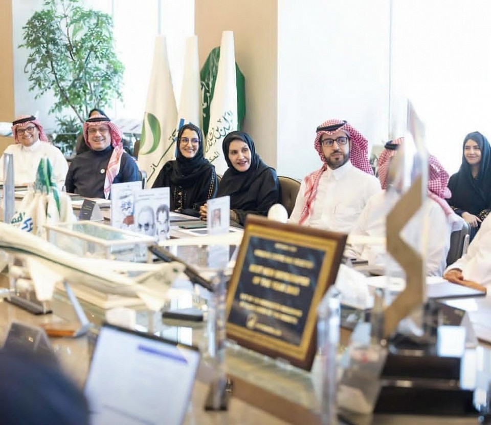 التسجيل بمؤسسة الوليد بن طلال للأعمال الخيرية بالمملكة العربية السعودية يعد من أهم الموضوعات التي يبحث عليها العديد من المقيمين داخل المملكة العربية السعودية، فقد اشتهرت مؤسسة الوليد بن طلال الخيرية بتقديم برنامجي مساعدة لجميع المواطنين والمواطنات وهما برنامج الإسكان وبرنامج السيارات، حيث تعمل المؤسسة علي استهداف فئة محددة من المواطنين والمواطنات التي تعاني من مشاكل مادية واجتماعية ولجميع الأسر الأقل دخلاً التي تحتاج إلى مساعدة فعلية وذلك بجميع مناطق المملكة العربية السعودية، حيث أن التسجيل في مؤسسة الوليد بن طلال يؤهل العديد من الأفراد للحصول علي وحدات سكنية مجانًا، أو الحصول علي سيارة مجانًا وذلك لمن تتوافر فيهم شروط الصرف من قبل مؤسسة الوليد الخيرية، وتعمل المؤسسة علي توسيع العمل خلال الفترة الماضية من خلال انتشال جميع الأسر الأقل فقرًا بجميع أراضي المملكة، حيث تعد المؤسسة الخيرية من المؤسسات التي لا تهدف إلى الحصول علي الربح في حين هدفها الأساسي هو العمل علي تقديم يد المعاونة للمواطنين للمحتاجين، وسوف نوضح لكم طريقة التسجيل في مؤسسة الوليد بن طلال الخيرية لجميع المواطنين داخل بالمملكة العربية السعودية.