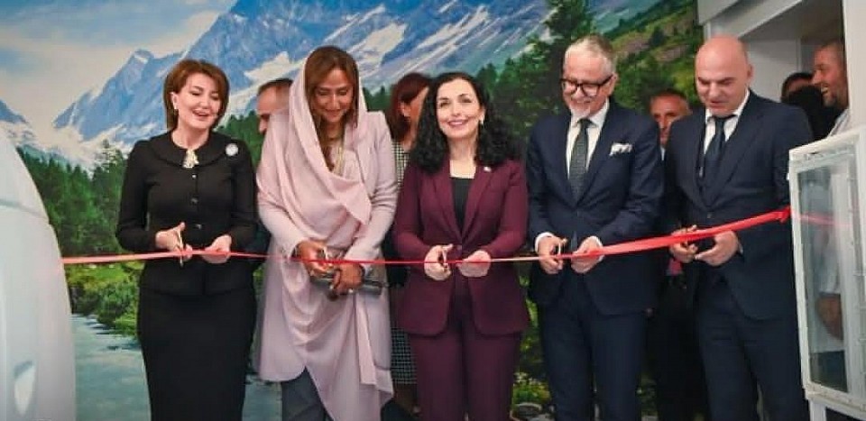 مؤسسة الوليد بن طلال الخيرية تتبرع بـ150 ألف ريال لصالح الجمعية الثقافية. مؤسسة الوليد للإنسانية توقع اتفاقيات تعاون مع المنظمة العالمية للحركة الكشفية؛ وذلك بهدف دعم مشاركة المرأة والشباب في أنشطة الكشافة على المستوى المحلي والدولي، وتشجيع مشاركة أكبر عدد ممكن في أنشطة التطوع المجتمعي ذات الصلة بقطاع التعليم العالي. وتنسجم هذه الشراكات مع هدف رؤية السعودية 2030 المتمثل بحشد مليون فرد في المملكة للتطوع سنوياً. وتهدف اتفاقية الشراكة إلى مواءمة البرامج التطوعية في الجامعات السعودية مع إطار عمل المنظمة العالمية للحركة الكشفية، بالإضافة إلى إعداد الطالبات والطلاب للمشاركة في مشاريع التنمية غير الهادفة للربح. وعلاوة على ذلك، سوف تسهم البرامج بتحسين المشاركة المجتمعية من خلال إقامة شراكات مع مؤسسات خارجية ضمن المجتمع؛ لتحقيق أهداف التنمية المستدامة (SDGs) بحلول عام 2030. المبادرة التي تم إطلاقها مؤخراً هي الأولى في المملكة، وتهدف إلى إعداد مجموعات كشافة نسائية وشبابية منظمة في الجامعات السعودية. وتم توقيع اتفاقيتين مع جامعة الأميرة نورة بنت عبد الرحمن وجامعة الأمير سلطان؛ وهما أول جامعات يتم التوقيع معهما. كما سيتم عقد اتفاقيات مع ثلاث جامعات أخرى خلال هذا العام، في حين ستشمل الاتفاقيات المزيد من الجامعات في جميع أنحاء المملكة. علقت صاحبة السمو الأميرة سما بنت فيصل آل سعود، عضو في الصندوق الكشفي العالمي ورئيسة لجنة فتيات الكشافة في السعودية على أهمية تشجيع الشباب للمشاركة في برامج التطوع قائلة: 