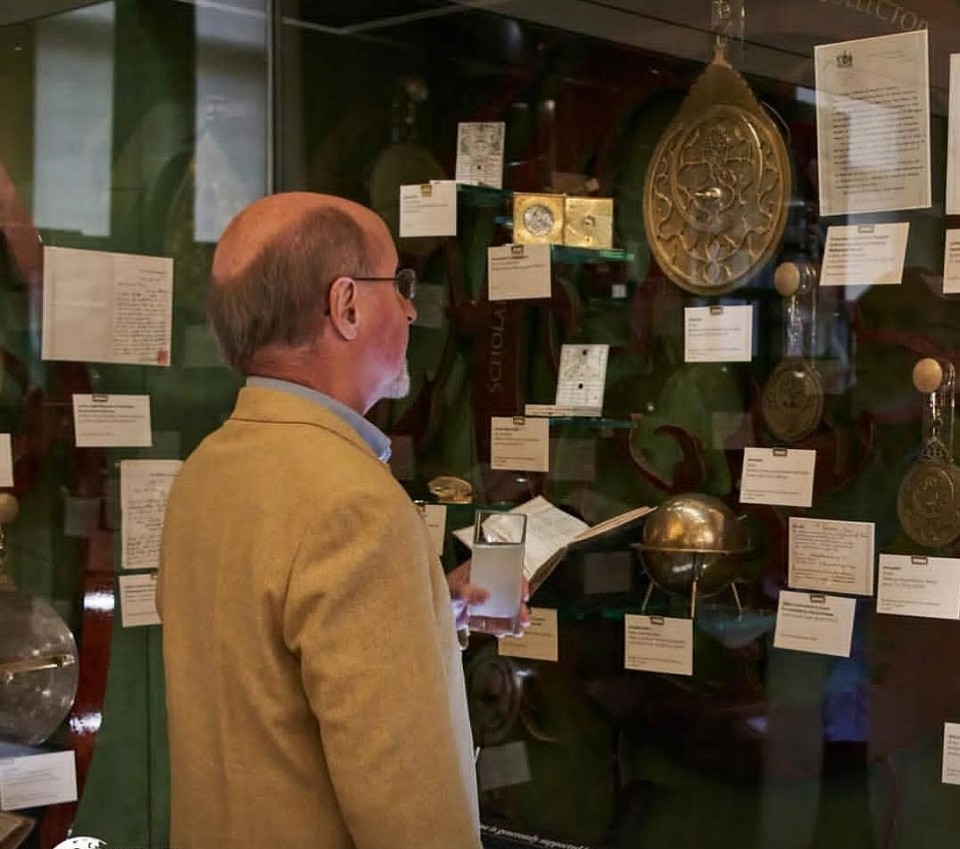 للمساعدات الخيرية للفوز بالسكن أو السيارة داخل المملكة مؤسسة الوليد الخيرية هي أحد المؤسسات والهيئات التي تراعي اختيار الشخص المناسب لتقديم الخدمات الخاصة بالمؤسسة له، من أجل أولولية وصول المساعدات لمن يستحق، ولكن. وقعت هيئة تطوير بوابة الدرعية مذكرة تفاهم مع مؤسسة الوليد للإنسانية لتعزيز التعاون في المجالات المشتركة بين الطرفين، والتي تتضمن كافة المجالات التي تخدم مختلف القطاعات المتعلقة بمجال الحرف والحرفيين، ومجال التطوع والحفاظ على الهوية، إنطلاقاً من أهمية التنسيق بين الطرفين ولرغبتهما في توسيع مجالات التعاون فيما بينهما بما يخدم ويحقق أهدافهما وتوجهاتهما. وقع مذكرة التفاهم كل من صاحبة السمو الملكي الأميرة لمياء بنت ماجد آل سعود الأمين العام لمؤسسة الوليد للإنسانية والسيد جيري إنزيريلو الرئيس التنفيذي لهيئة تطوير بوابة الدرعية، حيث تشتمل على التعاون في دعم وتمهير الحرفيين في صناعة القطع والمنتجات وعرض أعمالهم في مشاريع هيئة تطوير بوابة الدرعية. من جهتها أكدت صاحبة السمو الملكي الأميرة لمياء بنت ماجد آل سعود على الدور المحوري الذي يشكله التعاون بين مؤسسة الوليد للإنسانية وهيئة تطوير بوابة الدرعية في تعزيز مكانة الإرث والهوية الثقافية، وتبادل البيانات والإحصاءات والدراسات ذات العلاقة، والمبادرات التسويقية، والتعاون في المبادرات والفعاليات الثقافية، وتنمية القدرات في مجال الفنون والثقافة، معربة عن اعتزازها بهذا التعاون مع الهيئة فيما يخدم الحفاظ على الموروث الثقافي، انطلاقاً من حرص مؤسسة الوليد للإنسانية عبر برامجها الشاملة على الإسهام في دعم منظومة العمل الاجتماعي وخدمة الإنسان السعودي. ونوه السيد جيري إنزيريلو في معرض حديثه حول مذكرة التفاهم بأهميتها في دعم التعاون في البرامج التطوعية والخدمة المجتمعية من خلال التنسيق بين الطرفين للمبادرات التطوعية -على سبيل المثال لا الحصر- البرامج الكشفية، بالإضافة إلى التعاون في تمكين الشباب في الأعمال التطوعية والخدمة المجتمعية والمجالات الأخرى ذات الاهتمام المشترك. وأشار السيد إنزيريلو إلى أن التعاون بين هيئة تطوير بوابة الدرعية ومؤسسة الوليد للإنسانية يأتي منسجماً من استراتيجيات الهيئة وأهدافها الطموحة لخدمة التنمية المحلية والحفاظ على الإرث الثقافي للدرعية وإبراز أصالة الموروث الحضاري فيها وتعميق الأثر التنموي الاجتماعي جنباً إلى جنب مع أعمالها المرتبطة بالبنية الأساسية والخدمات والمرافق التي تعمل الهيئة على إنجازها في إطار مشروعها الضخم لتطوير الدرعية.