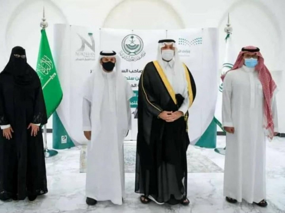 بالتعاون مع مجموعة من شركاء المؤسسة. ومن خلال هذا التعاون، ستركز هذه المبادرات على معالجة الآثار الصحية والاقتصادية لهذه الجائحة، مثل دعم تصنيع الاختبارات التشخيصية السريعة للكشف عن الفيروس في الدول النامية، وتقليل التأثير طويل الأجل للتداعيات الاقتصادية المحتملة للجائحة. كما يشمل التمويل مبلغاً إضافياً قدره 20.6 مليون دولار أمريكي تضاف إلى 9.4 مليون دولار أمريكي تم تخصيصها في وقت سابق، والتي أعيد تخصيصها مرة أخرى لدعم محاربة انتشار فيروس كورونا. ويأتي إعلان تخصيص 30 مليون دولار أمريكي لمحاربة انتشار فيروس كورونا بعد أن وضع سمو الأمير الوليد بن طلال آل سعود العديد من الأصول التي يمتلكها، بما في ذلك فندق فورسيزونز ومدارس المملكة، والبنك السعودي الفرنسي، وشركة التصنيع الوطنية تحت تصرف الحكومة السعودية لدعم جهود المملكة في مكافحة انتشار فيروس كورونا. وكان آخر دعم قدمته مؤسسة الوليد للإنسانية 