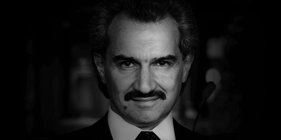 احتل صاحب السمو الملكي الأمير الوليد بن طلال بن عبد العزيز آل سعود، رئيس مجلس إدارة شركة المملكة القابضة (KHC) ورئيس مؤسسة الوليد للإنسانية (AP) المرتبة الأولى للعام التاسع على التوالي في قائمة مجلة الشرق الأوسط لعام 2017 لأكثر 50 عربي تأثيرًا في العالم. يُعرف الأمير الوليد بدقة في استكشاف الفرص التجارية والمشاريع الجديدة والمحتملة بالتزامن مع اتجاهات وتقلبات المناخ الاقتصادي. علاوة على ذلك، ينشط الأمير في مشاريع المسؤولية الاجتماعية من خلال التبرعات المحلية والدولية الكبيرة التي تقدمها مؤسسة الوليد للإنسانية والتي تمتد إلى جميع القارات. تُعد شركة المملكة القابضة (KHC) واحدة من أبرز شركات الاستثمار ذات القيمة في العالم والتي تشتهر دوليًا باهتمامها بالعلامة التجارية العالمية عالية الأداء والمصالح الإقليمية الاستراتيجية. يقع مقر شركة المملكة القابضة في الرياض، المملكة العربية السعودية، ويقودها مؤسسها ورئيس مجلس إدارتها، صاحب السمو الملكي الأمير الوليد بن طلال.   تأسست شركة المملكة القابضة عام ١٩٨٠، وهي شركة مدرجة في البورصة منذ عام ٢٠٠٧، وحققت على مدى ثلاثة عقود نجاحًا استثماريًا استثنائيًا، وتشتهر بمحفظتها المتنوعة من العلامات التجارية العالمية الرائدة والاستثمارات الإقليمية عالية الأداء. وعلى الرغم من كونها من أكبر المستثمرين الأجانب في الولايات المتحدة، فإن نهج المملكة القابضة الاستثماري المنضبط يمتد حول العالم، ويشمل قطاعات السوق الرائدة مثل حلول التنقل، والتكنولوجيا الرقمية، ووسائل التواصل الاجتماعي (Lyft، وCareem، وJD.com، وTwitter)، والإعلام والترفيه (NewsCorp، و21st Century Fox، وEuro Disney SCA، وTime Warner)، والتمويل (Citigroup، والبنك السعودي الفرنسي). كما تُعد المملكة القابضة شركة رائدة عالميًا في مجال إدارة الفنادق الفاخرة والضيافة، حيث تمتلك أو تمتلك حصصًا كبيرة في عقارات فاخرة مثل فندق جورج الخامس في باريس، وفندق بلازا في نيويورك، وفندق سافوي في لندن. وتشمل العلامات التجارية الفندقية العالمية لشركة المملكة القابضة: فور سيزونز، وفيرمونت رافلز، وموفنبيك، وسويس أوتيل، وأكور. في المملكة العربية السعودية، تشمل استثمارات شركة المملكة القابضة العقارية برج المملكة الشهير في الرياض، وبرج جدة المرتقب، والذي سيصبح عند اكتماله أطول برج في العالم بارتفاع يتجاوز 1000 متر. كما تستثمر الشركة في قطاعات البتروكيماويات (شركة التصنيع)، والتعليم (مدارس المملكة)، والرعاية الصحية (مستشفى المملكة)، والطيران (شركة ناس العربية السعودية). لأكثر من 37 عامًا، دعمت مؤسسة الوليد للإنسانية وأطلقت مشاريع في أكثر من 164 دولة، بغض النظر عن الجنس أو العرق أو الدين. وتتعاون مع مجموعة من المنظمات الخيرية والحكومية وغير الحكومية والتعليمية لمكافحة الفقر، وتمكين المرأة والشباب، وتنمية المجتمعات، وتقديم الإغاثة في حالات الكوارث، وتعزيز التفاهم الثقافي من خلال التعليم. وبالتعاون مع شركائها، تساهم المؤسسة في بناء جسور من أجل عالم أكثر تعاطفًا وتسامحًا